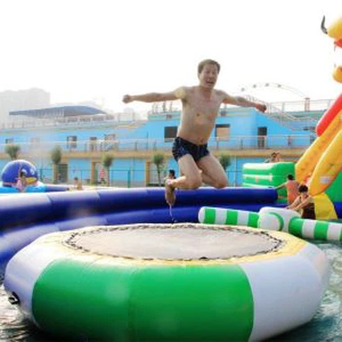 Täispuhutav veemängu batuut